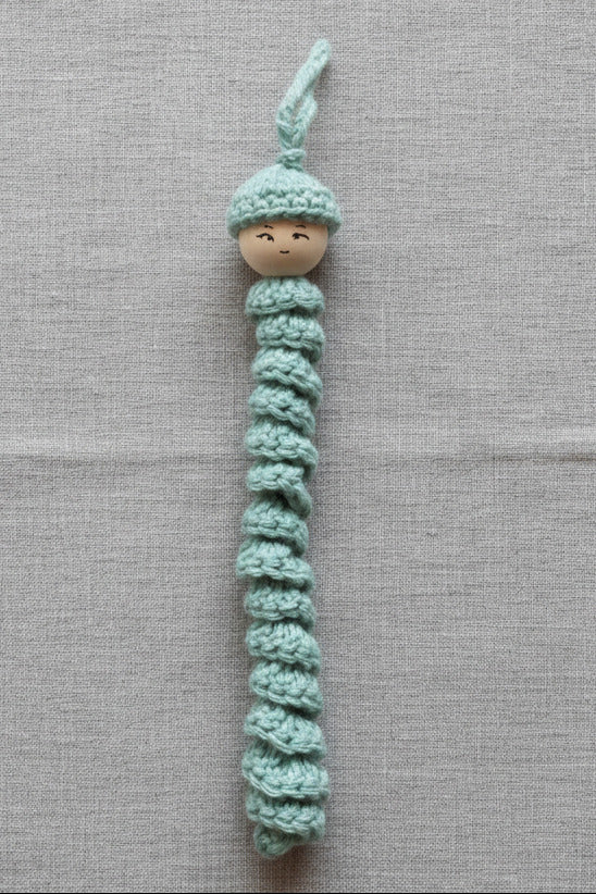 Handgehäkeltes Sorgenwürmchen/ Glücksbringer mit kleiner Waldorf-Puppe in Mintgrün