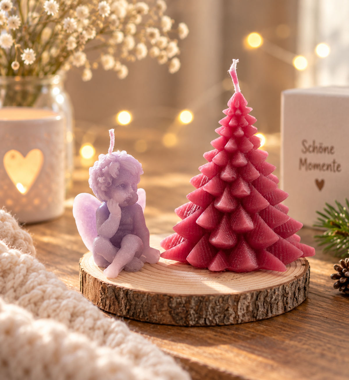 Handgemachte Weihnachtsbaum- und Engelkerze auf Holzscheibe in weihnachtlicher Atmosphäre